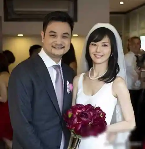 美艳女星与丑男缔结姻缘牛粪插花成佳话