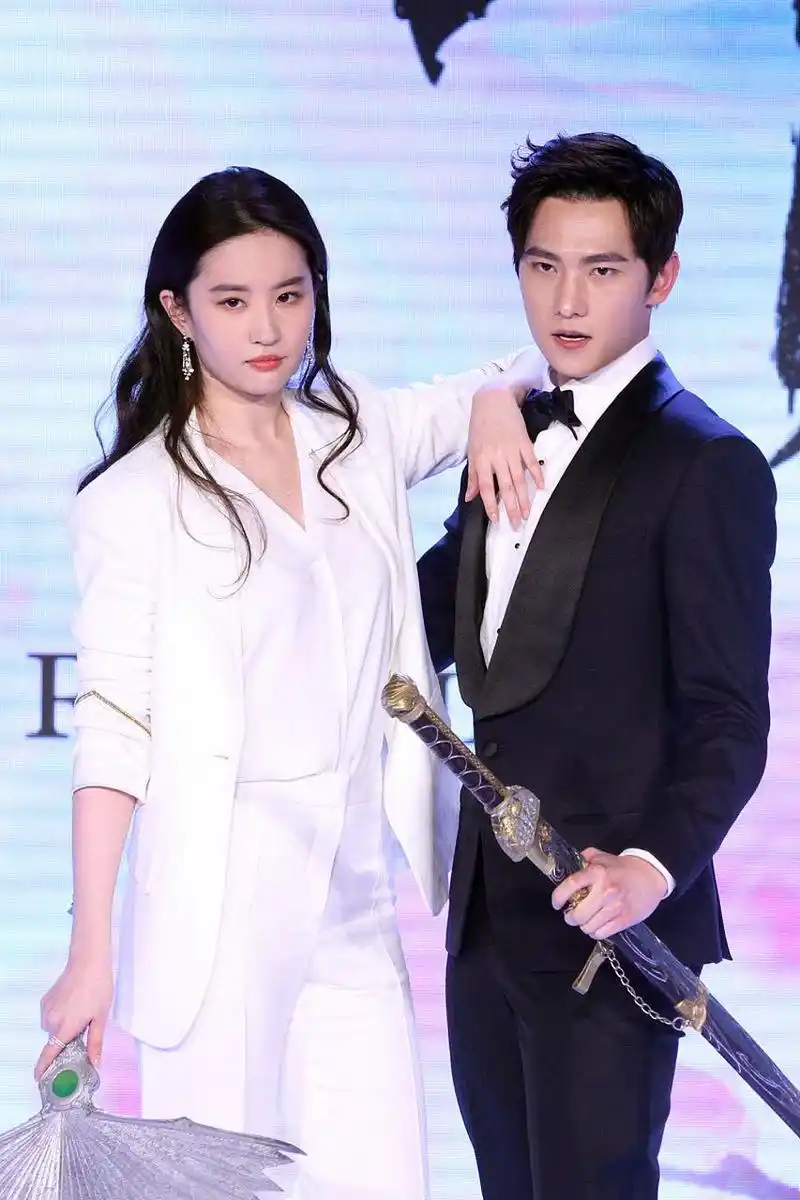 胡歌很煽情地说着与刘亦菲的仙剑十年之约,说着自己是全天下最幸福的