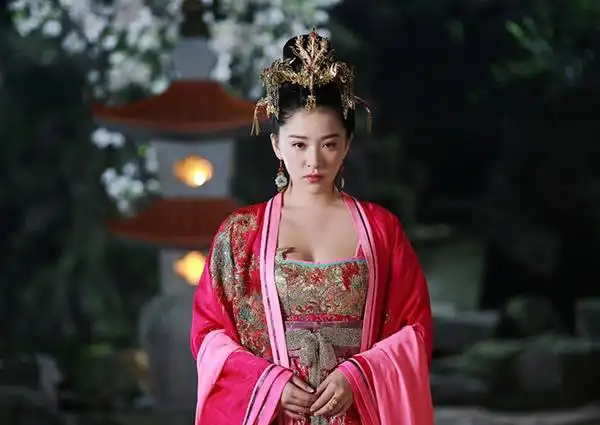 阚清子清纯甜美的古装造型给大家留下了深刻的印象,最近几年发展的