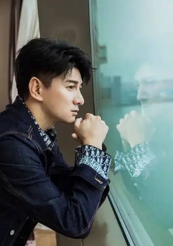 简介:吴奇隆牛仔外套帅气写真图片,分享一组吴奇隆图片给大家,图中的