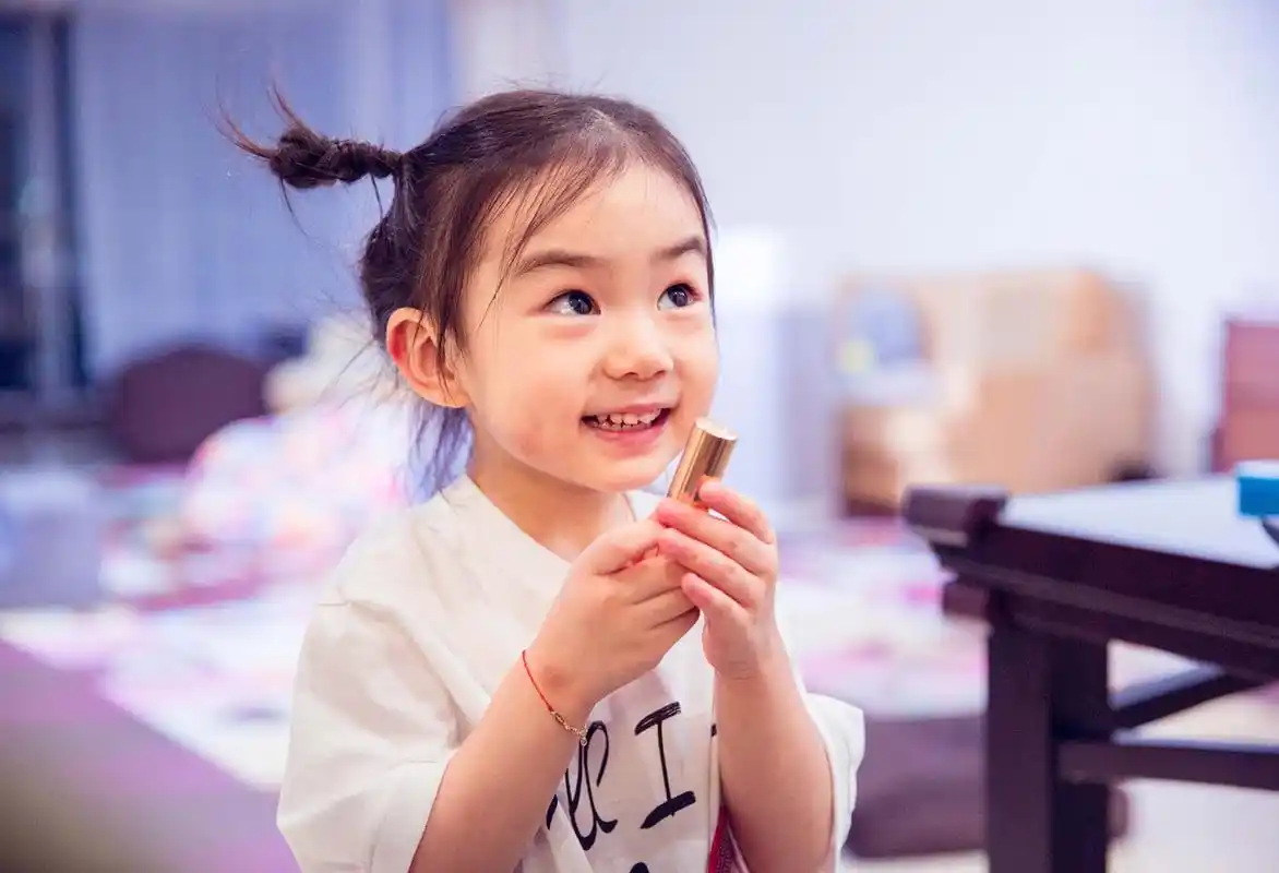 戚薇女儿lucky成英语寒假作文题,爱好是水果和化妆品!