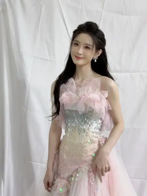 陈意涵星光心动舞台##陈意涵粉色星河礼服