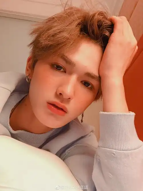 美妆博主朱正廷送上晒伤妆自拍九宫格 近距镜头超杀狙击饭心