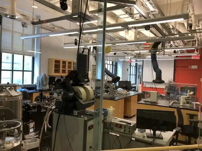 校内的高科技实验室