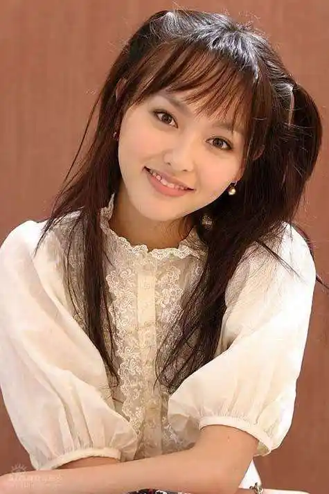 其实唐嫣出道早期并没有这样瘦,年轻时候的写真,脸上还带着些许婴儿肥