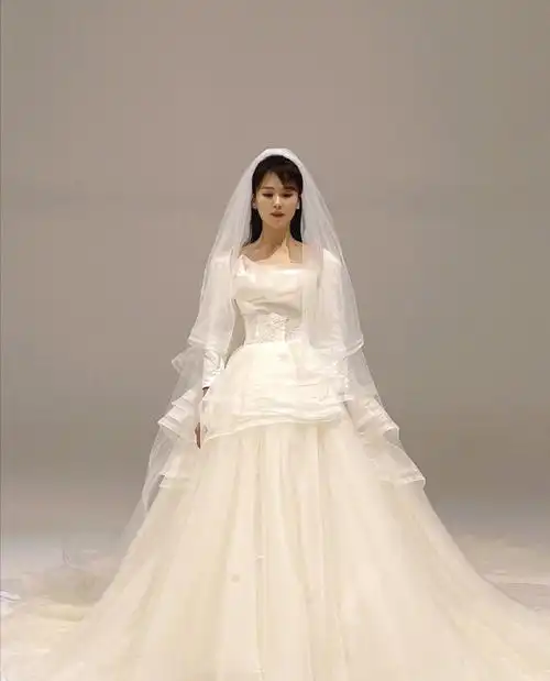 42岁#刘涛#晒婚纱照,腰围瘦到快比脸小,白纱却意外暴露肤色黑?