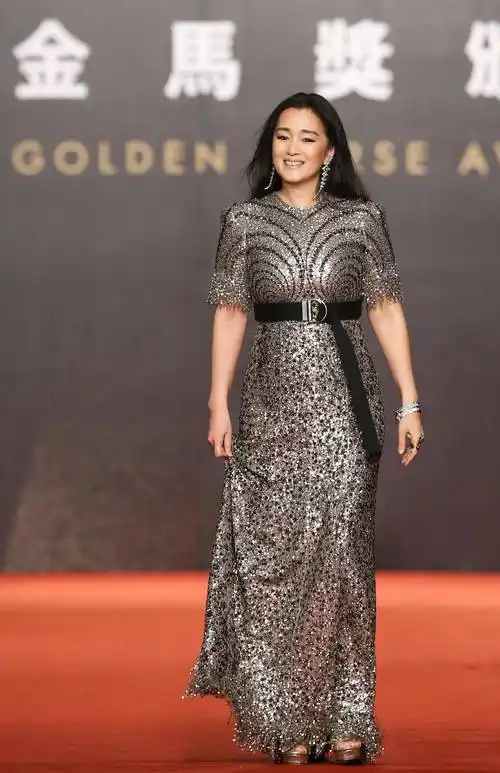 身材 中年发福的巩俐为显瘦煞费苦心,在裙子腰间挖俩洞,效果却好到爆