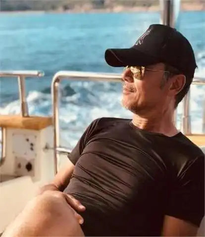 老年时,肌肉似乎更为结实,穿着西装的同时,那披散的白胡子也格外引人