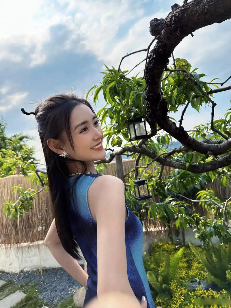 蒋依依的旅游写真,笑容甜美动人,身材也超赞