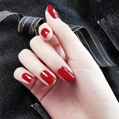 酒红色的指甲油