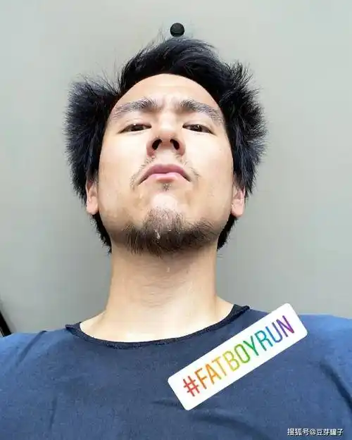 彭于晏「死亡视角」零偶像包袱自拍:满脸皱纹 肥肉,型男变大叔_照片_