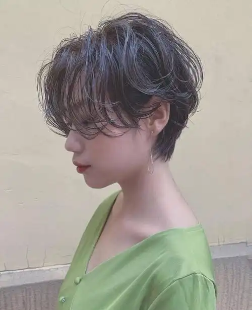 老,可谓是完美的魅力造型设计之一,整体的造型效果自然蓬松女人味十足