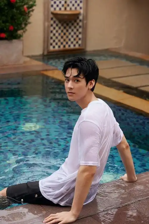 组图:龚俊湿身泳池大片显腹肌轮廓 工作室调侃:就等今天呢