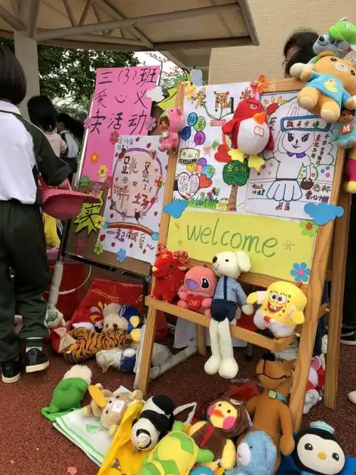 其它 三(3)中队——暖阳三月,爱心义卖 写美篇物品种类多样的摊位吸引