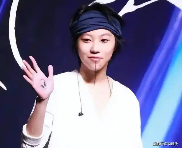 窦靖童回应结婚传言,看似桀骜不驯的她,实则并没有那么不靠谱