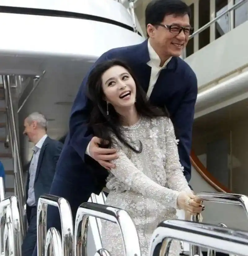 范冰冰成龙最想删掉的同框照,女方穿白裙一脸抗拒,他却满脸享受