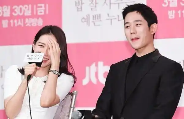 漂亮姐姐孙艺珍皮肤太好与丁海寅双手紧扣好亲昵气质封神