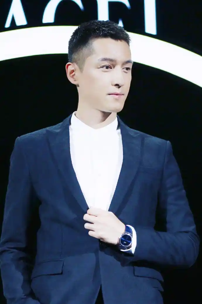 胡歌寸头亮相活动图片