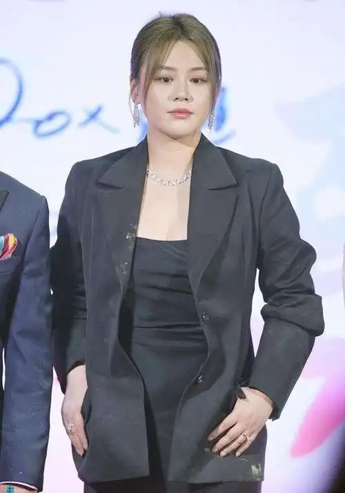 马思纯胖了也洋气穿抹胸裙配黑西装出席活动好在气质撑住了