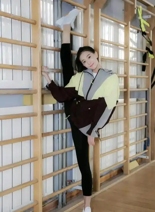 张豆豆高清冷艳时尚写真,优雅迷人!__财经头条