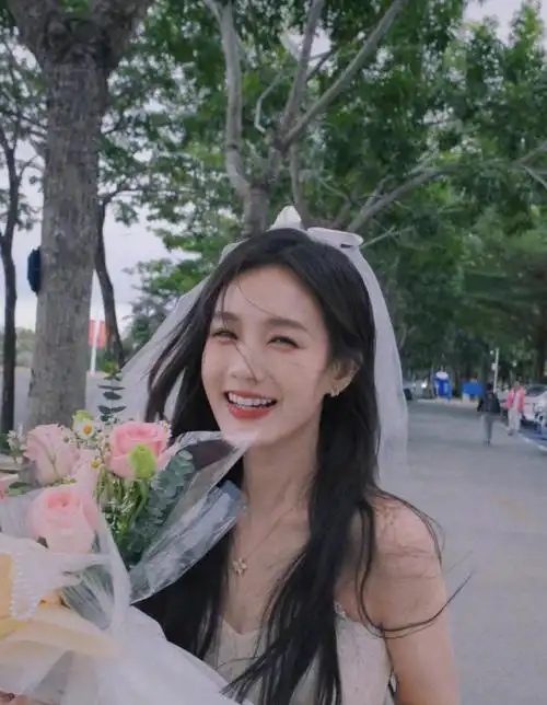 李一桐晒婚纱造型佩戴头纱手捧鲜花笑容甜美可人