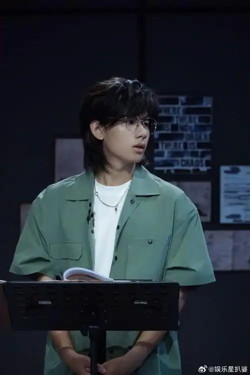 胡先煦金丝眼镜鲻鱼头造型##胡先煦是情场显眼包吧