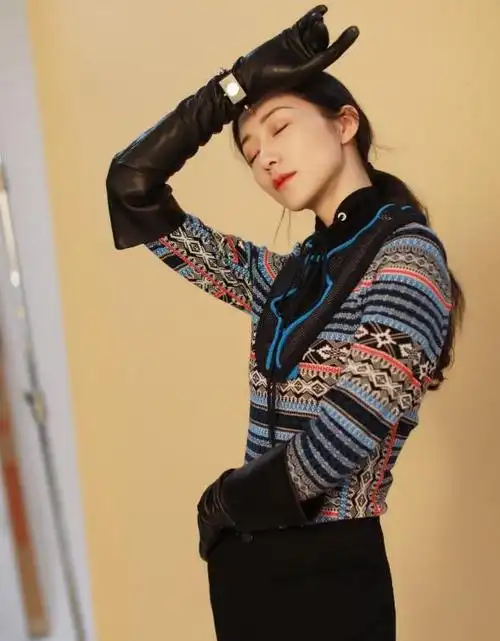 韩雪这是怎么回事,包包不小心粘到颜料了?连鞋子上滴的都是!