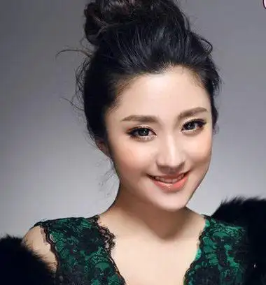 鹅蛋脸适合的通俗盘发流行鹅蛋脸女生盘发发型