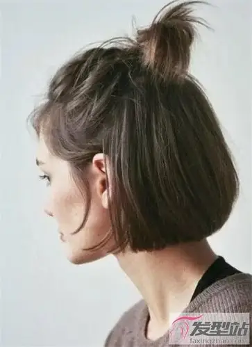 短发编发入门级短发扎发,简单的在后脑勺扎个苹果头,手残党也能快速