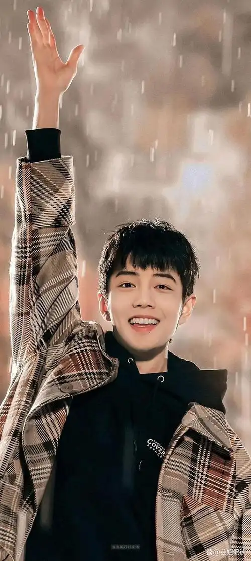 在电视剧《骄阳伴我》的拍摄现场,肖战展现出了他独特的魅力和幽默感.