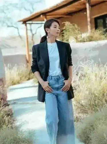 刘涛夫妇合体走机场,一身休闲打扮嫩似大学生,与小2岁王珂同框