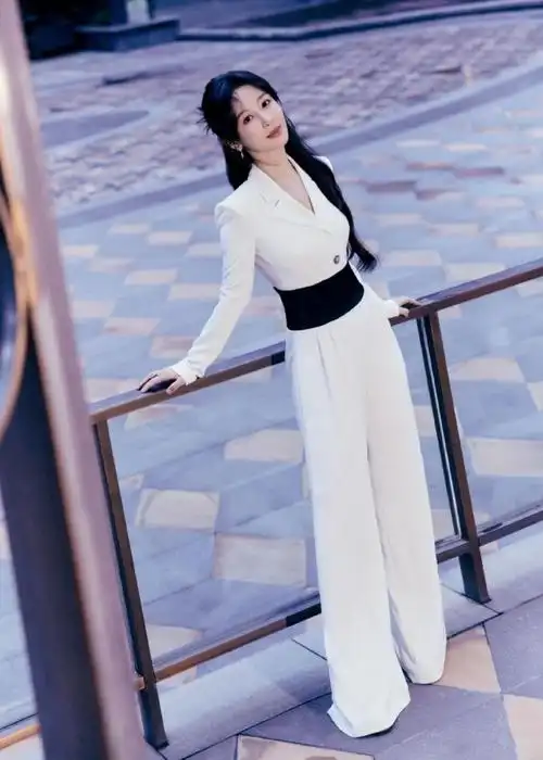 杨紫身穿白色西装写真释出 半马尾造型俏皮中带着温柔_娱乐频道__中国