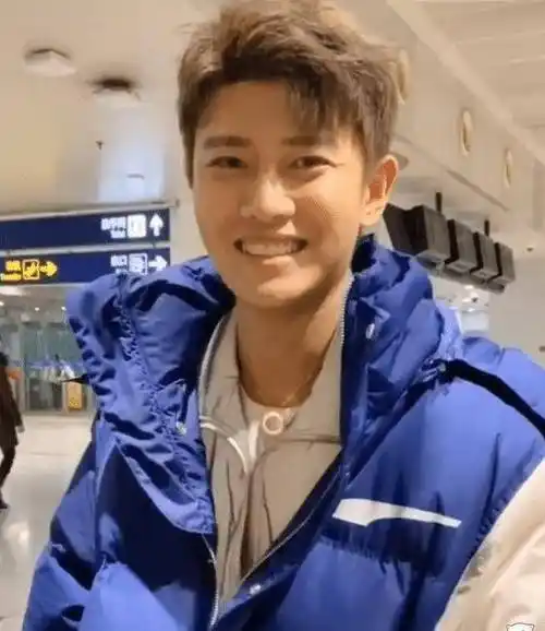 原创任嘉伦现身机场被喊国超谁听到了他的7字回复粉丝们炸锅了