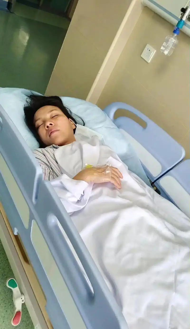 孤独大概就是,一个人输液住院,自己守着吊瓶不敢睡,一只手举着 - 抖音