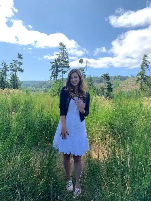 加拿大女子新婚被砸伤记忆停留17岁,获丈夫悉心照顾重新相爱