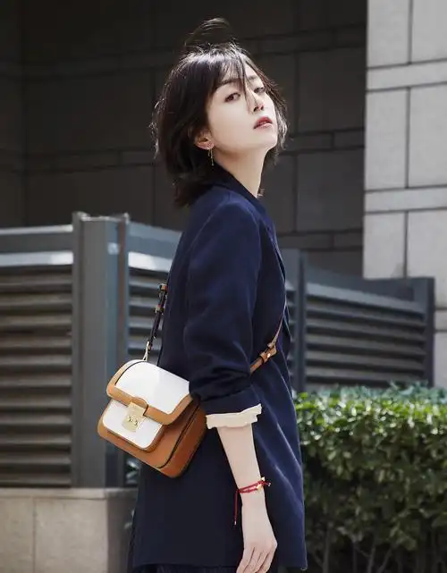 女艺人李溪芮性感俏丽时尚街拍