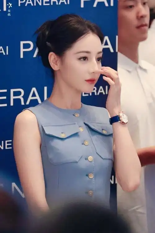 迪丽热巴嘟嘴比心