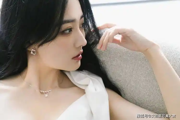 【徐璐性感唯美写真】白色单肩礼裙,温婉清新,芬香动人_多芬_活动