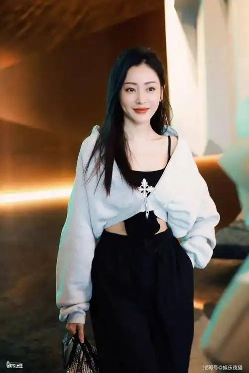 在2009年时,张天爱因为一次意外的机会出演了《落樱》,因此为演艺事业