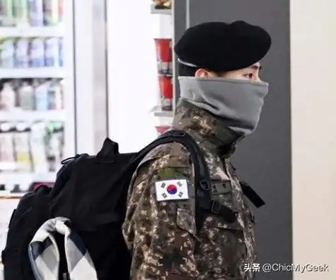 bts v 金泰亨日前在韩国镇海军港节亮相的他,一身海军蓝的军装照帅度