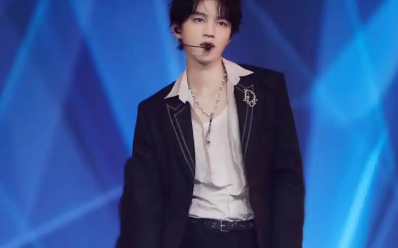 王俊凯超燃舞台混剪 边剪边直呼凯皇太帅啦