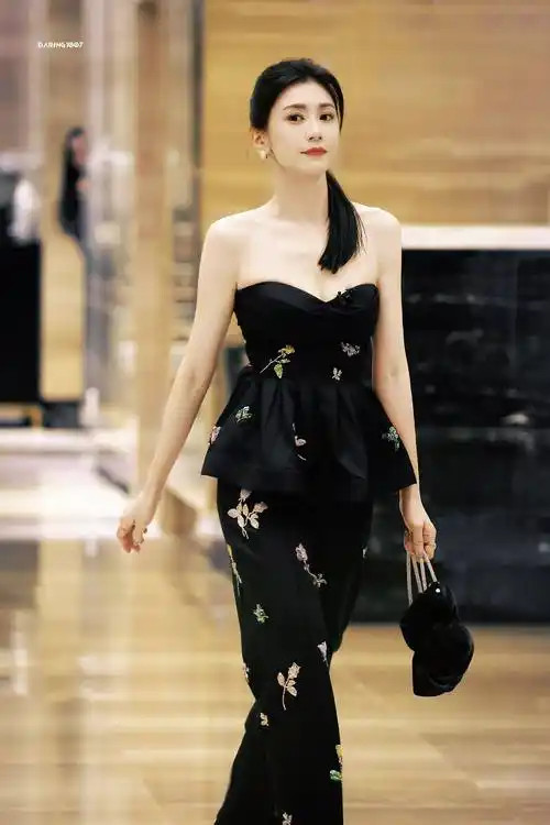 贾静雯黑色抹胸连衣裙写真_女神_网友_气质