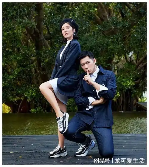 网友偶遇两人在酒吧搂抱亲吻|金晨|曾黎|模特|关晓彤|宅男女神|胡歌