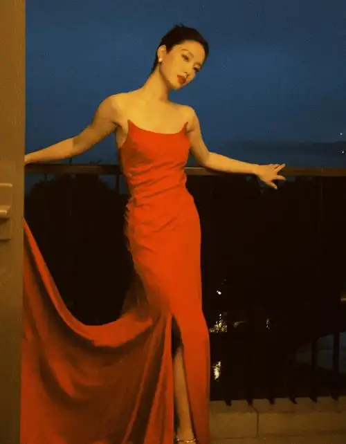 杨采钰盘发穿抹胸红裙,淡雅娴静,惊艳迷人!__财经头条