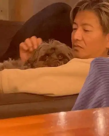 照片中,木村拓哉与妻子甜蜜依偎在一起,展现出两人之间深厚的感情和