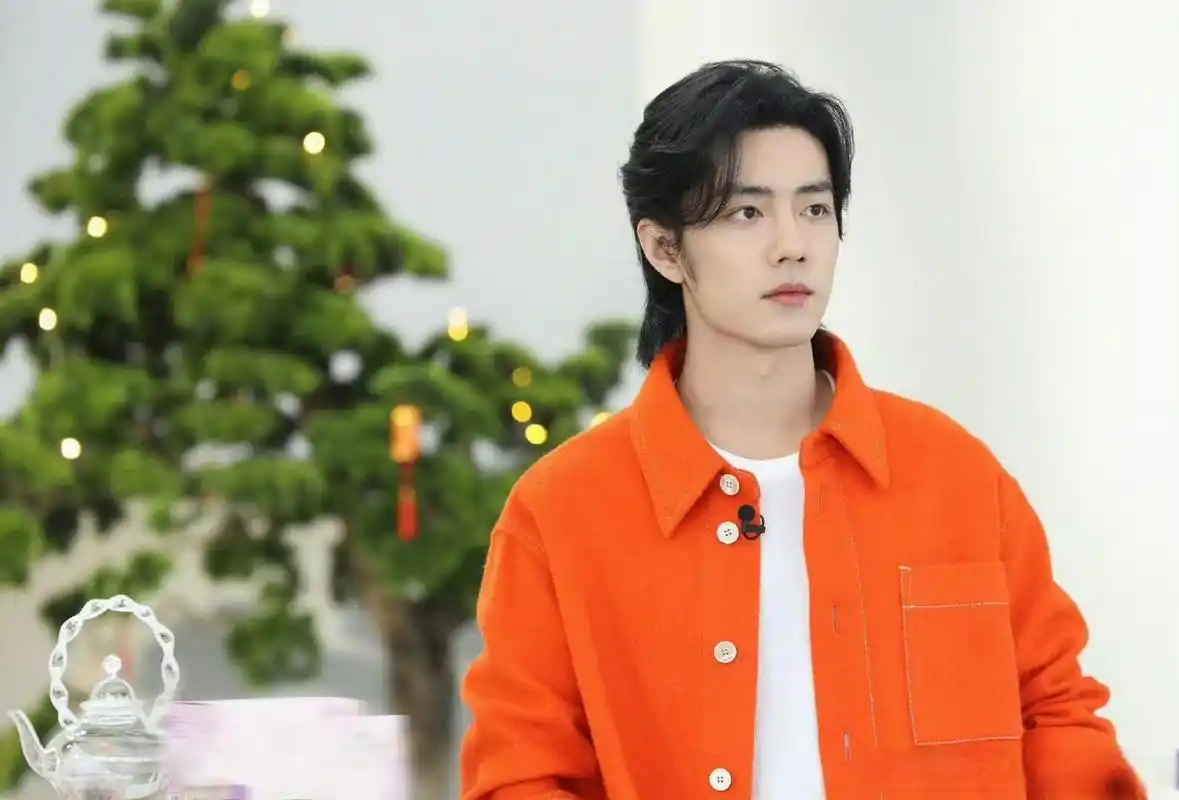 肖战橙衣造型活力满满 肖战 x玖少年团肖战daytoy 一袭橙色上衣搭配