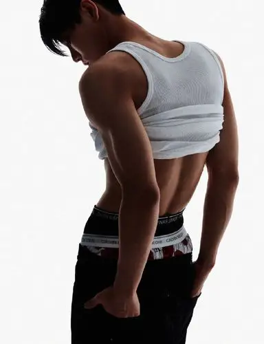 简约的纯白背心勾勒出完美的肌肉线条,"身材鲨"太绝了#王子异男士健康