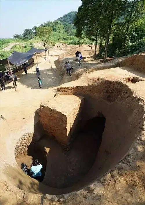 这是官窑山遗址内一座窑址的窑室(前)工作人员对官窑山遗址内的一座