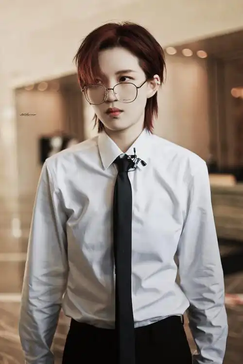 陆柯燃今日上班饭拍图 金丝眼镜 白衬衫黑领带,好a好绝!