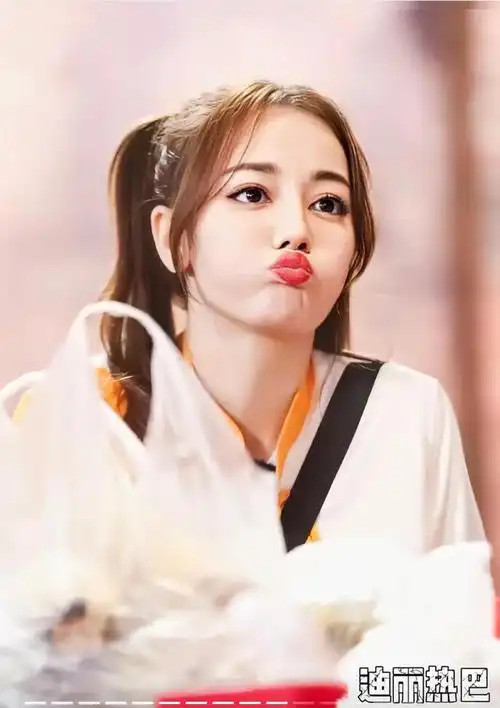 但是有些明星真的不适合嘟嘴,或者说她嘟嘴的姿势不对,反而毁了自己的